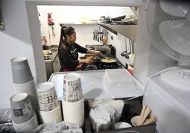 Una estudiante de cocina durante sus prácticas en un establecimiento hostelero.