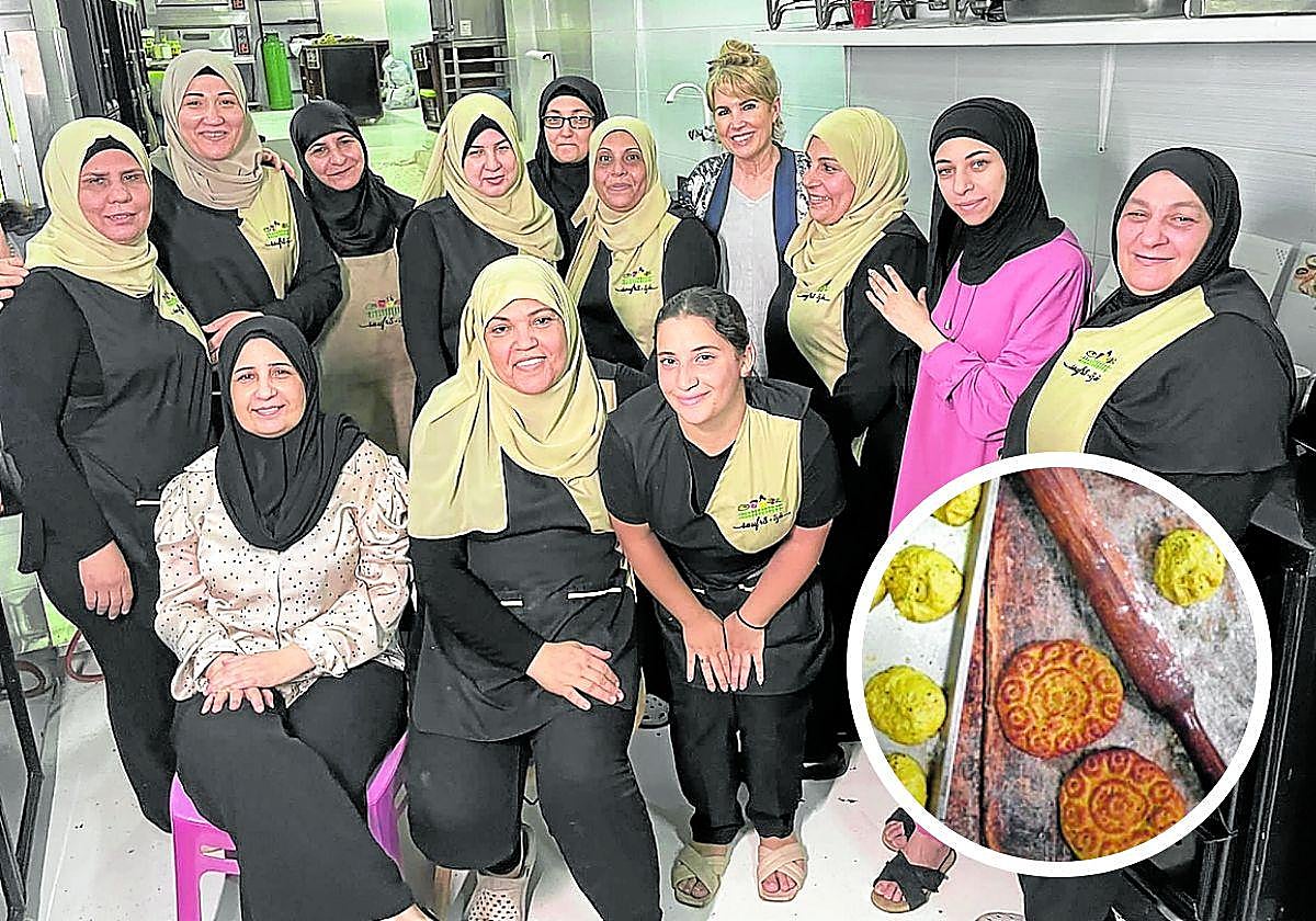 Luisa López Tellería en el campamento con las autoras de los platos. En detalle, el pan Kaak Asfar.