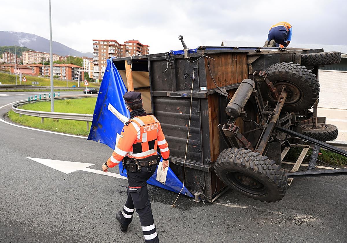 El camión ha tenido problemas con el remolque, que ha quedado volcado sobre la calzada.
