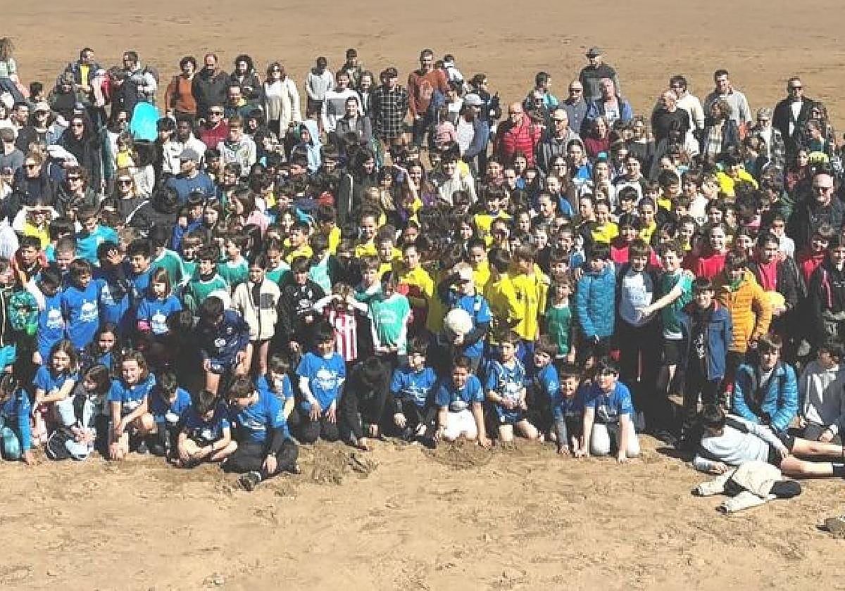 Partidak hasi aurretik, larunbat goizean talde guztiei gonbidapena luzatu zitzaien denak elkarrekin argazki erraldoi bat ateratzeko eskola kirol hezigarri baten alde.