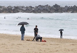 Paraguas en la playa.