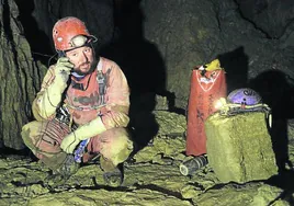 Sergio García Dils, en el interior de una cueva durante una de sus expediciones.