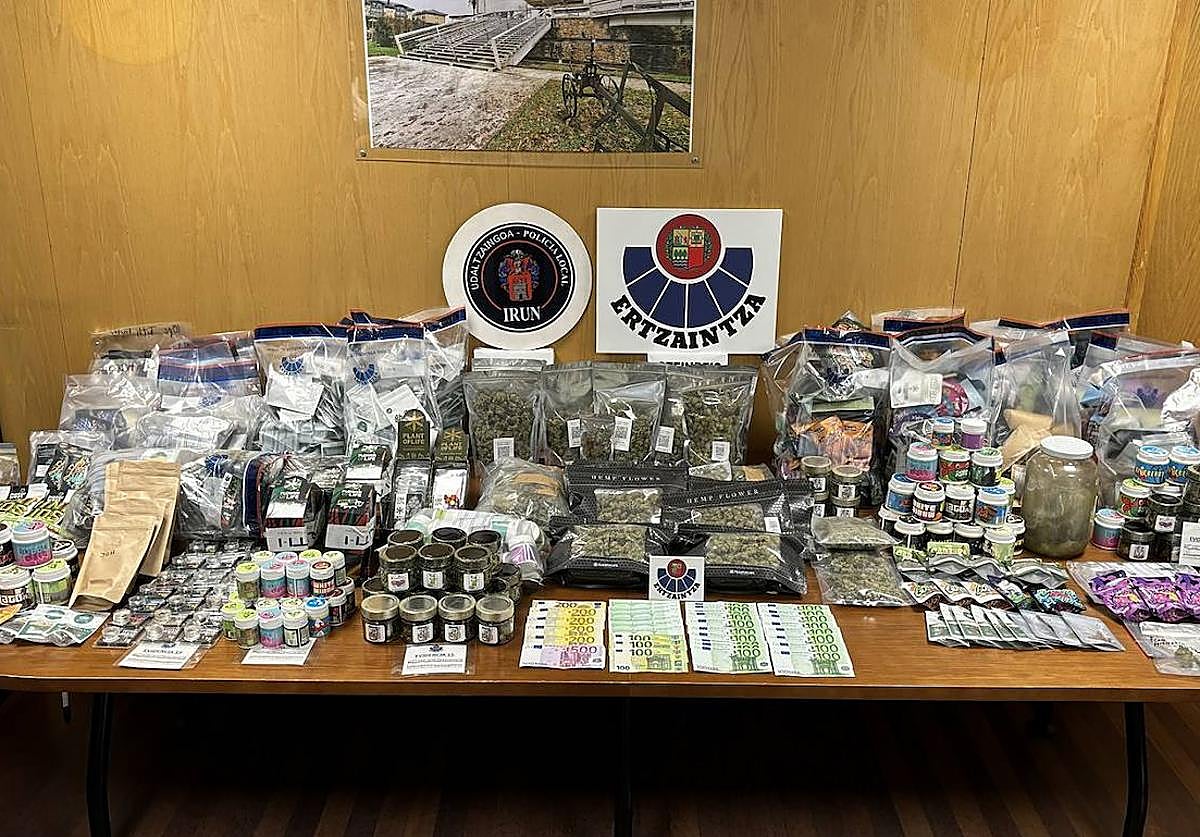 Material incautado en la operación Salgai en Irun en la que ha intervenido la Ertzaintza y la Policía Municipal de Irun.