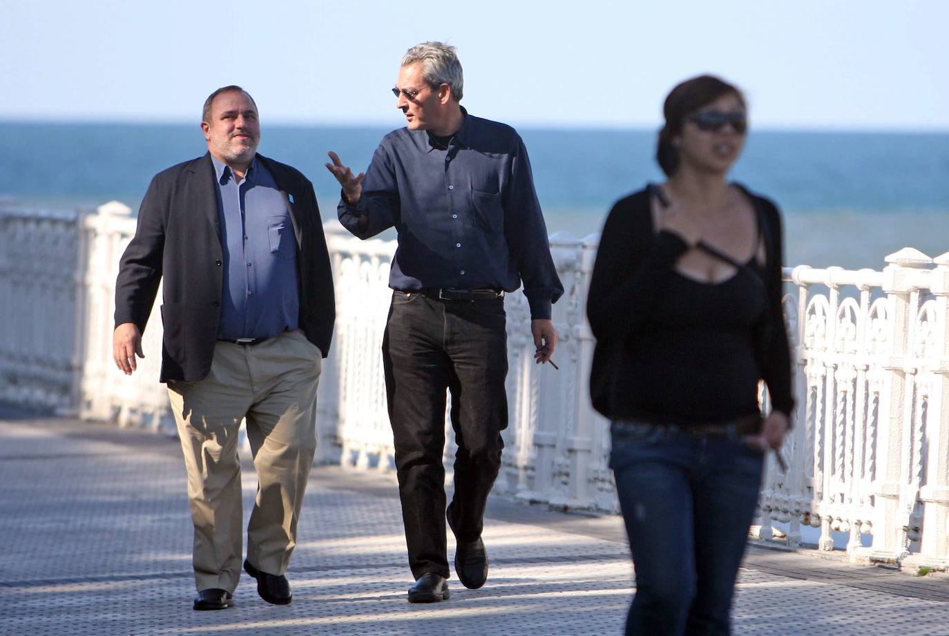 El novelista conversando con Mikel Olaciregui, entonces director del Festival de Cine de San Sebastián, en el Paseo de Salamanca de Donostia.