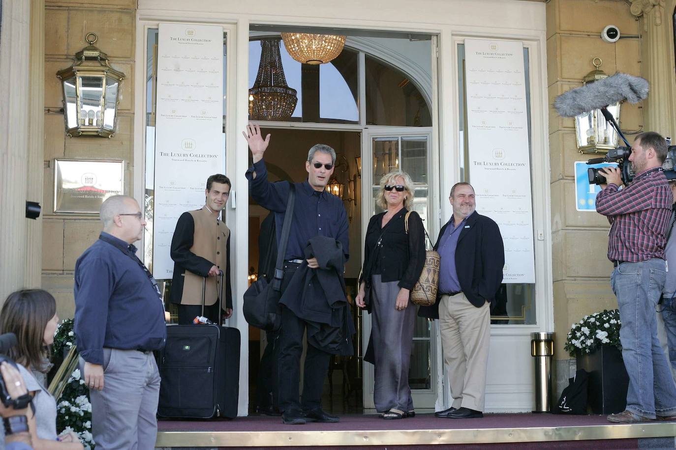 Así saludó en 2007 a los fans que aguardaban su llegada a las puertas del hotel María Cristina en el marco del 55 Festival de Cine. 