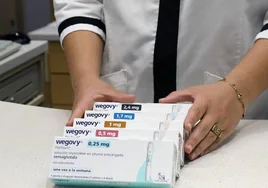 Una farmacéutica muestra las diferentes dosis de Wegovy, el nuevo medicamento para perder peso.