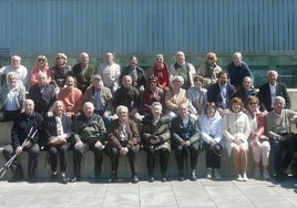 Grupo de profesores, directivos y personalde Marianistas, jubilados, en el renovado centro escolar Aldapeta María Ikastetxea.