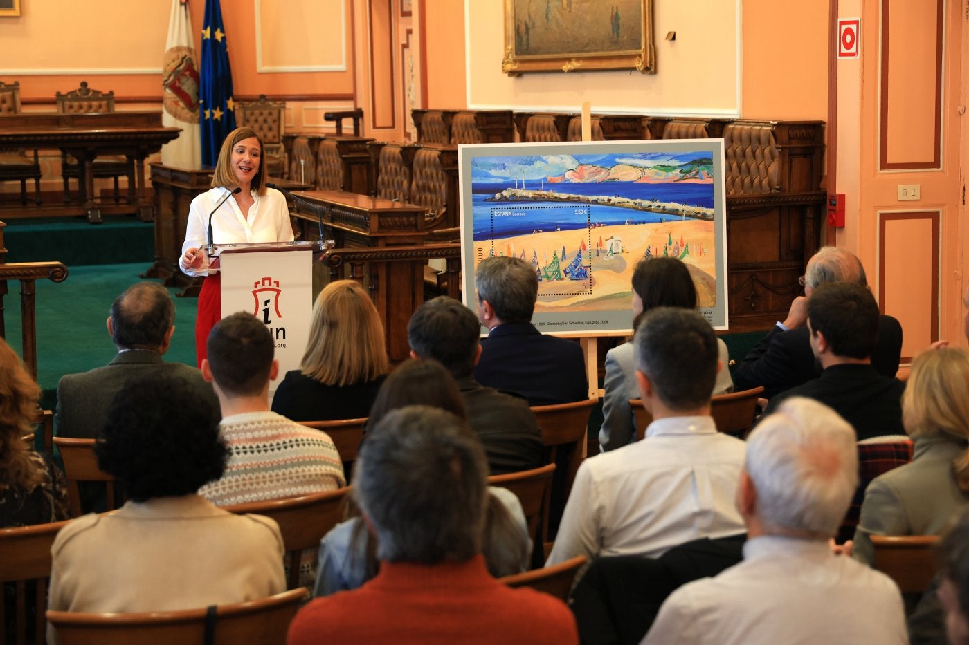 El sello, con la imagen del cuadro 'Playa de Fuenterrabía' de Menchu Gal, se presentó formalmente en la Sala Capitular del ayutamiento.