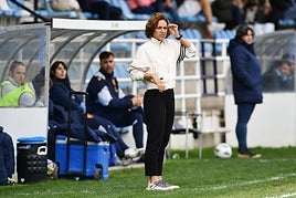 Arroyo sigue con atención un partido desde el césped del Z7 de Zubieta