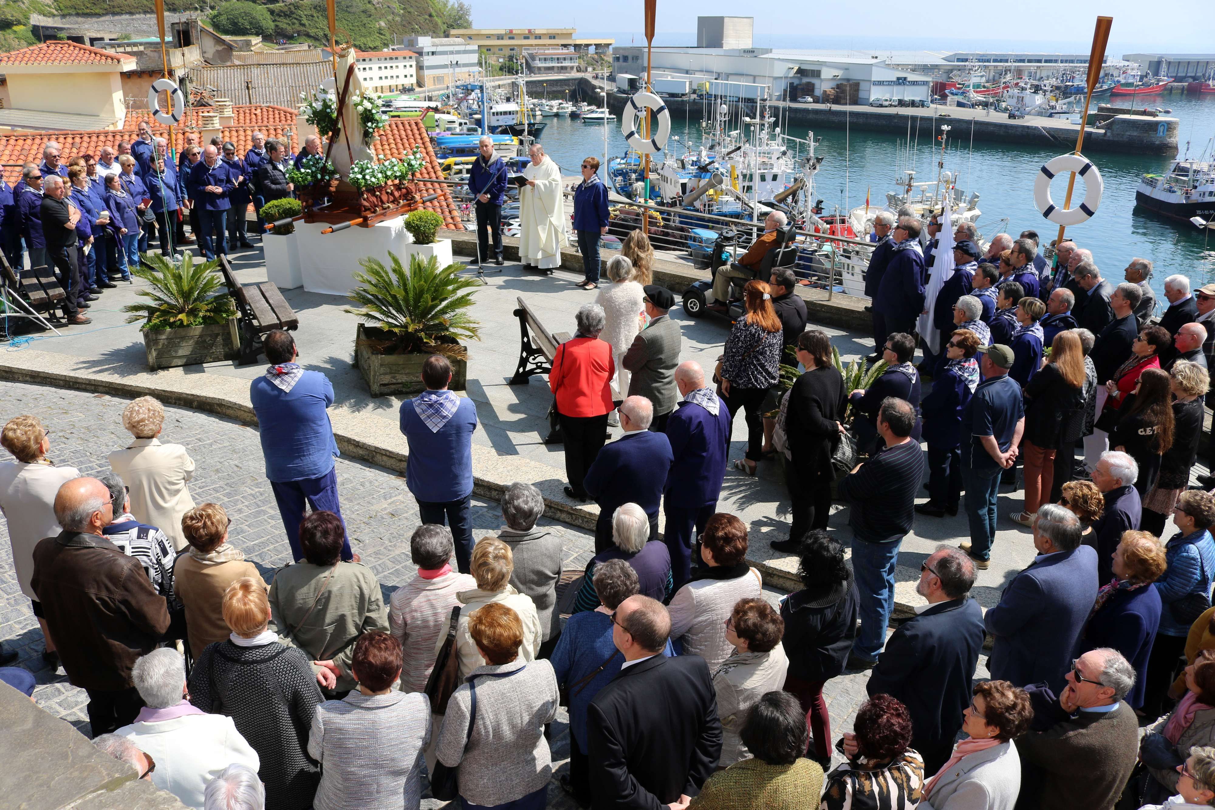 Arrantzale Egunean errepikatzen den irudia, itsas bedeinkapenarekin.