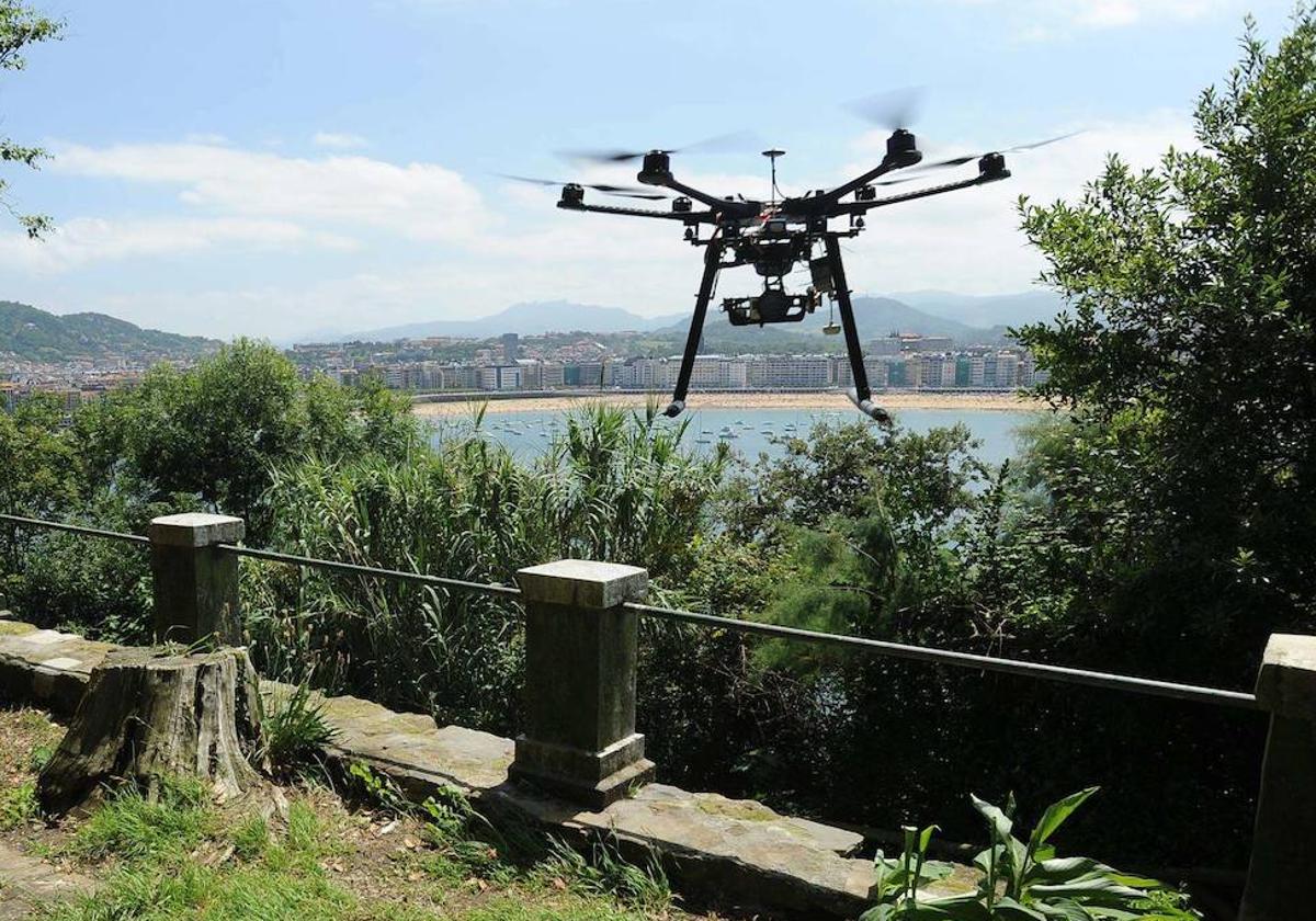 Un dron se dirige a la playa de La Concha desde el monte Urgull