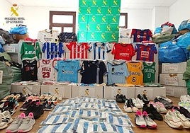 Equipaciones falsificadas de clubes deportivos, entre ellos de la Real Sociedad, intervenidas a los detenidos