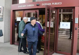 Varios contribuyentes guipuzcoanos, en la entrada de la sede de la Hacienda Foral en Errotaburu.