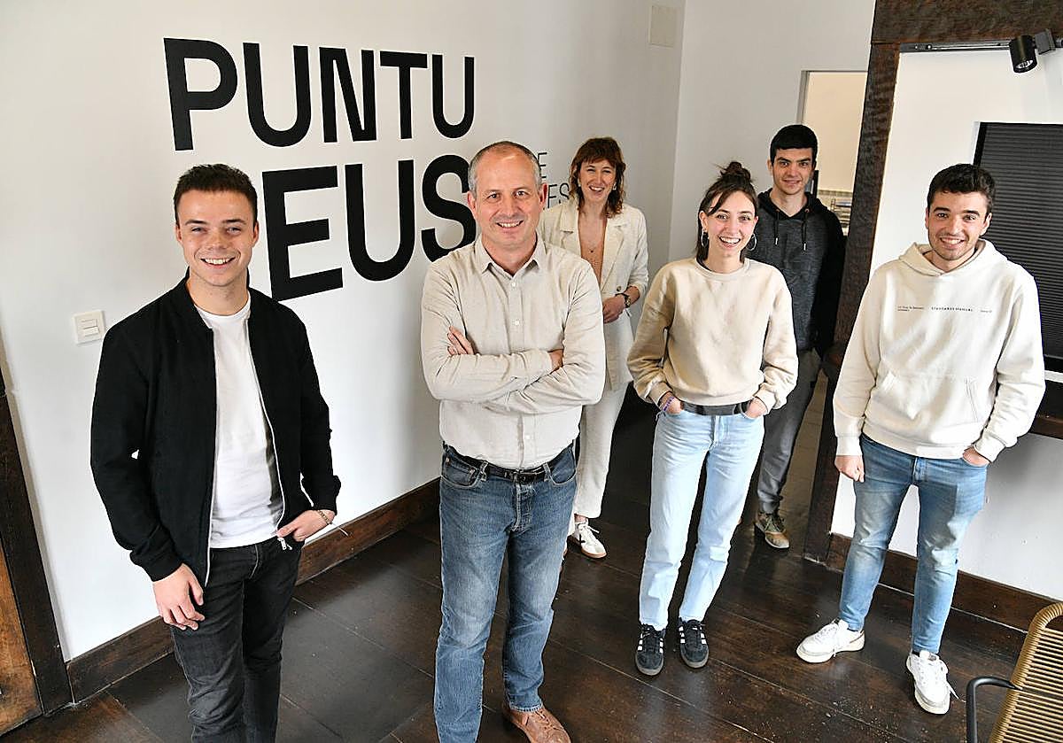 PuntuEus fundazioak 10 urte bete ditu asteotan. Argazkian, egungo lantaldeko kide batzuk.
