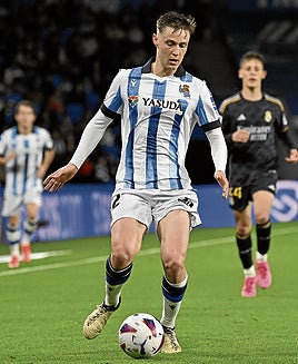 Turrientes controla un balón ante el Real Madrid.