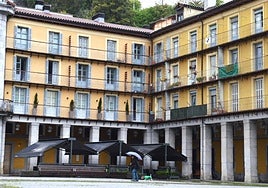 La situación de los apartamentos juveniles públicos de la plaza Euskal Herria centró parte del debate en el último Pleno.