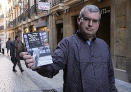 Urtzi Urkizu, con un ejemplar de su último libro en la mano.