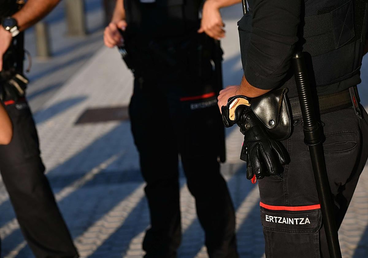 Condenado un ertzaina de la unidad de violencia de género de Errenteria por abusar de una víctima