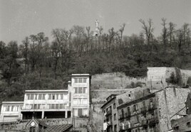 Las Escuelas de Urgull, vistas desde el puerto en los años 60.
