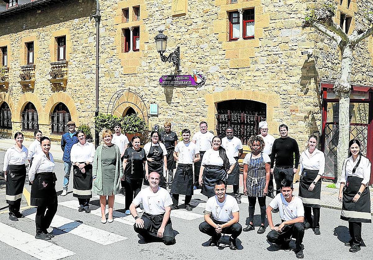 Foto de familia de los trabajadores del restaurante.