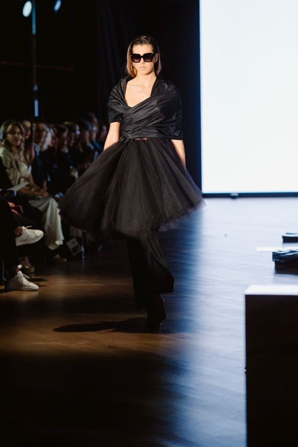 Simorra seduce en Balenciaga