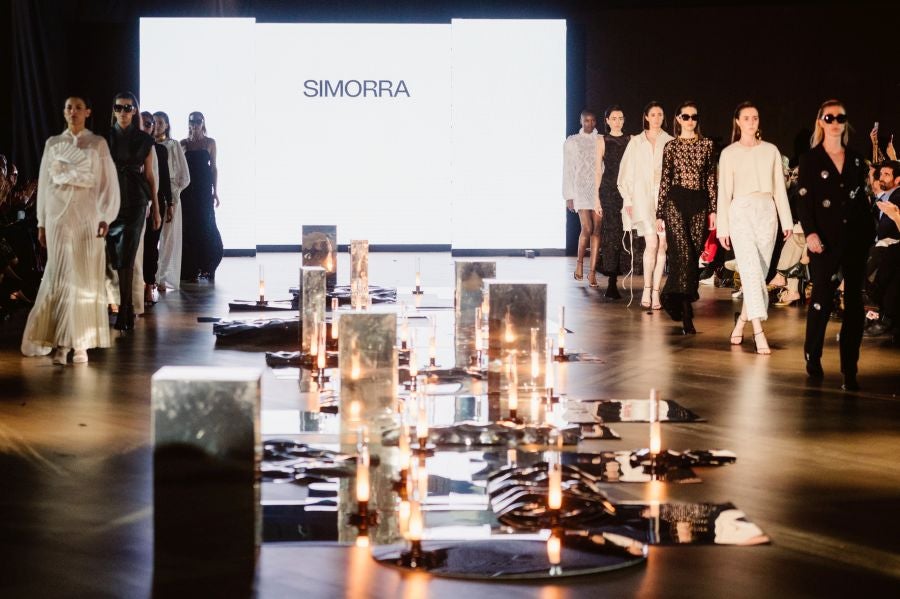 Simorra seduce en Balenciaga