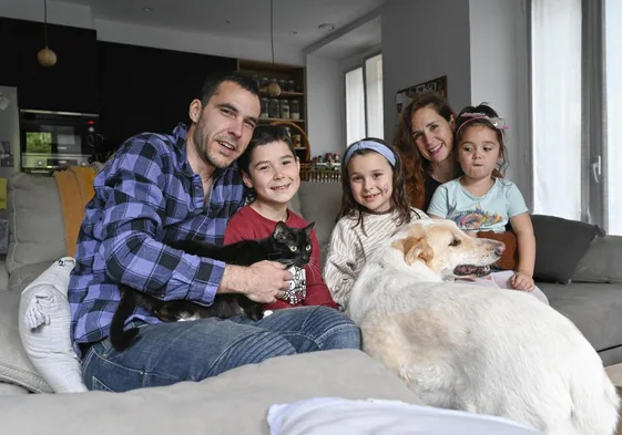 Nagore Etxedona y Xurxo Garro, con sus hijos Eki, Iraia y Sua, el perro 'Kubi' y el gato 'Baghira', en su casa de Tolosa.