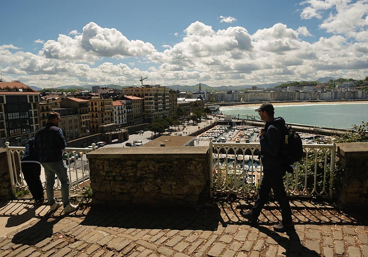 Nubes y claros sobre el cielo donostiarra.