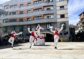 Dantzaris de Sustraiak interpretaron de manera impecable el baile de espada.