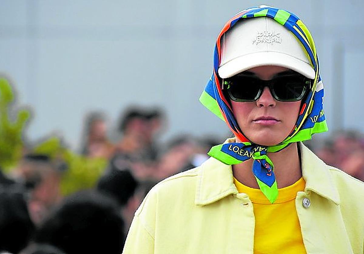 Imagen principal - Loreak Mendian, las joyas de Giovanna Bittante y el calzado de Toni Pons fueron algunas de las piezas que pudieron disfrutarse este viernes sobre la pasarela del The Social Hub.