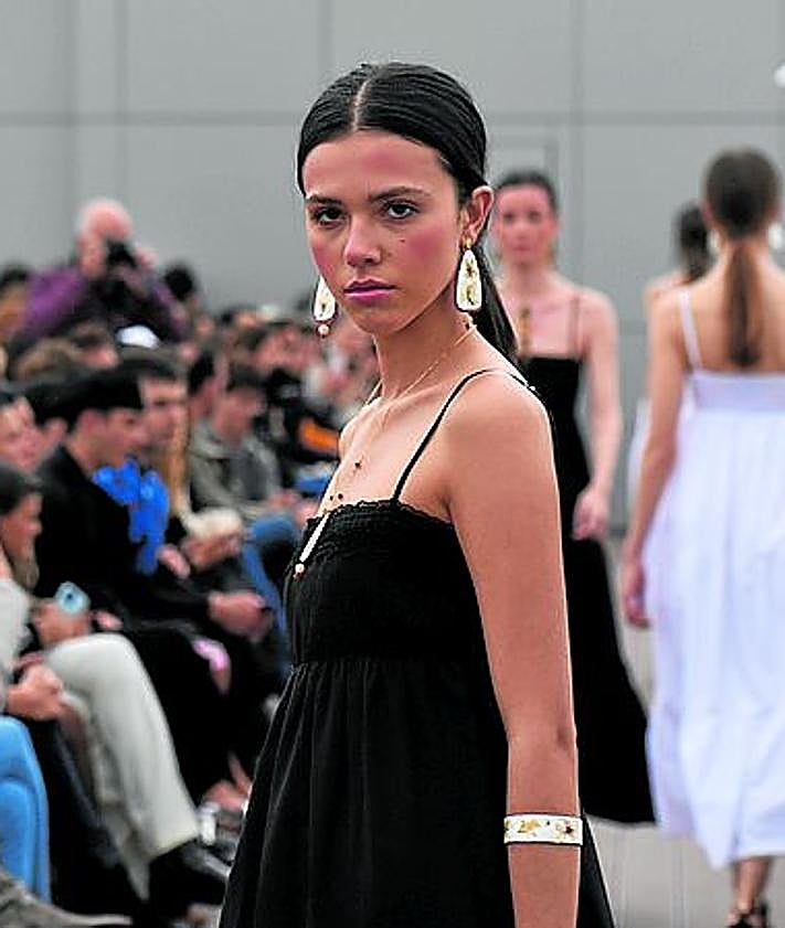 Imagen secundaria 2 - Loreak Mendian, las joyas de Giovanna Bittante y el calzado de Toni Pons fueron algunas de las piezas que pudieron disfrutarse este viernes sobre la pasarela del The Social Hub.