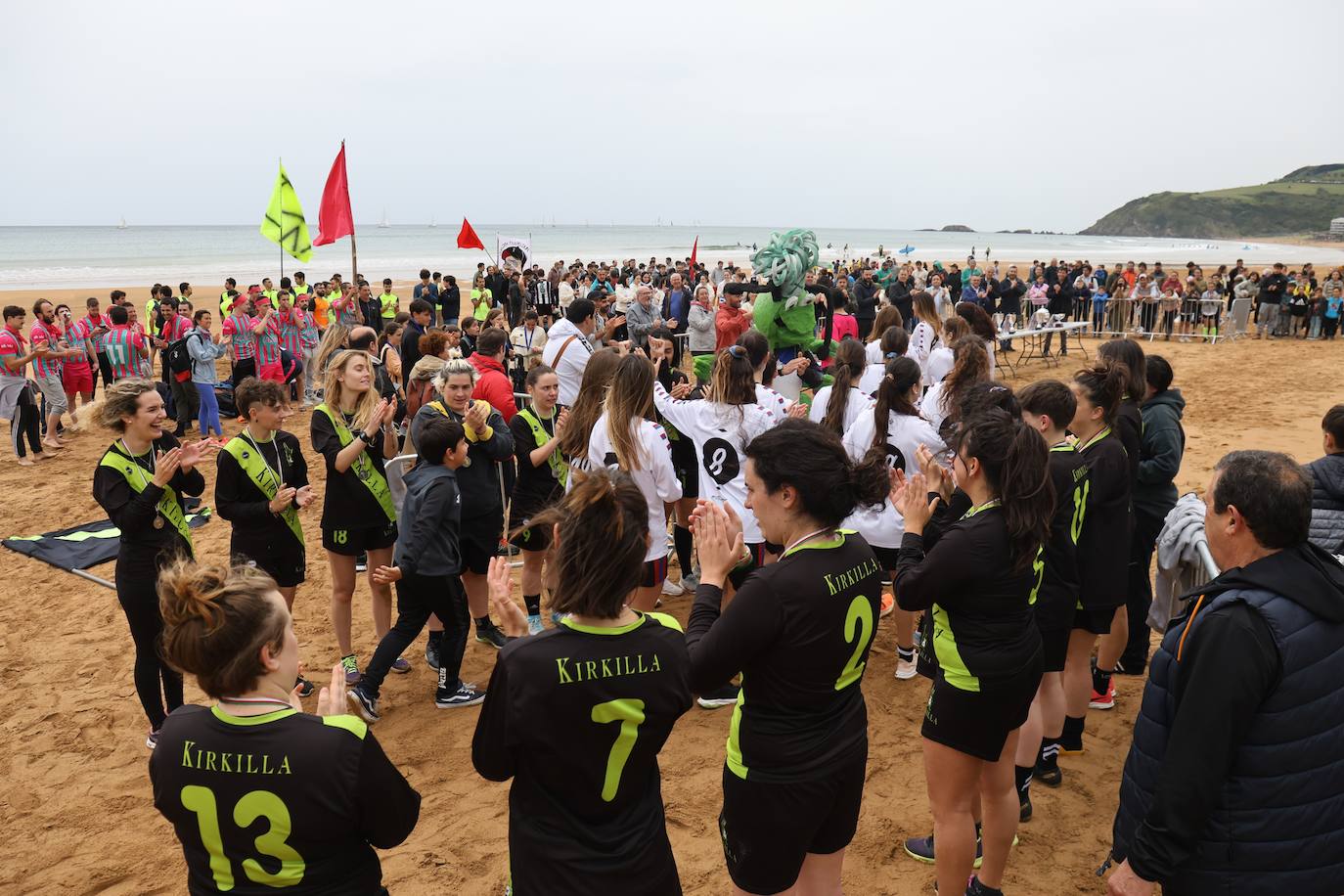 Gran ambiente en las finales del Campeonato de Fútbol Playero de Zarautz