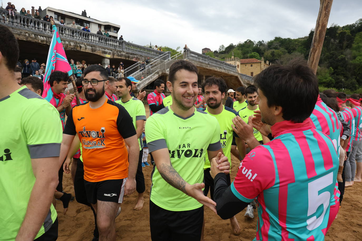Gran ambiente en las finales del Campeonato de Fútbol Playero de Zarautz