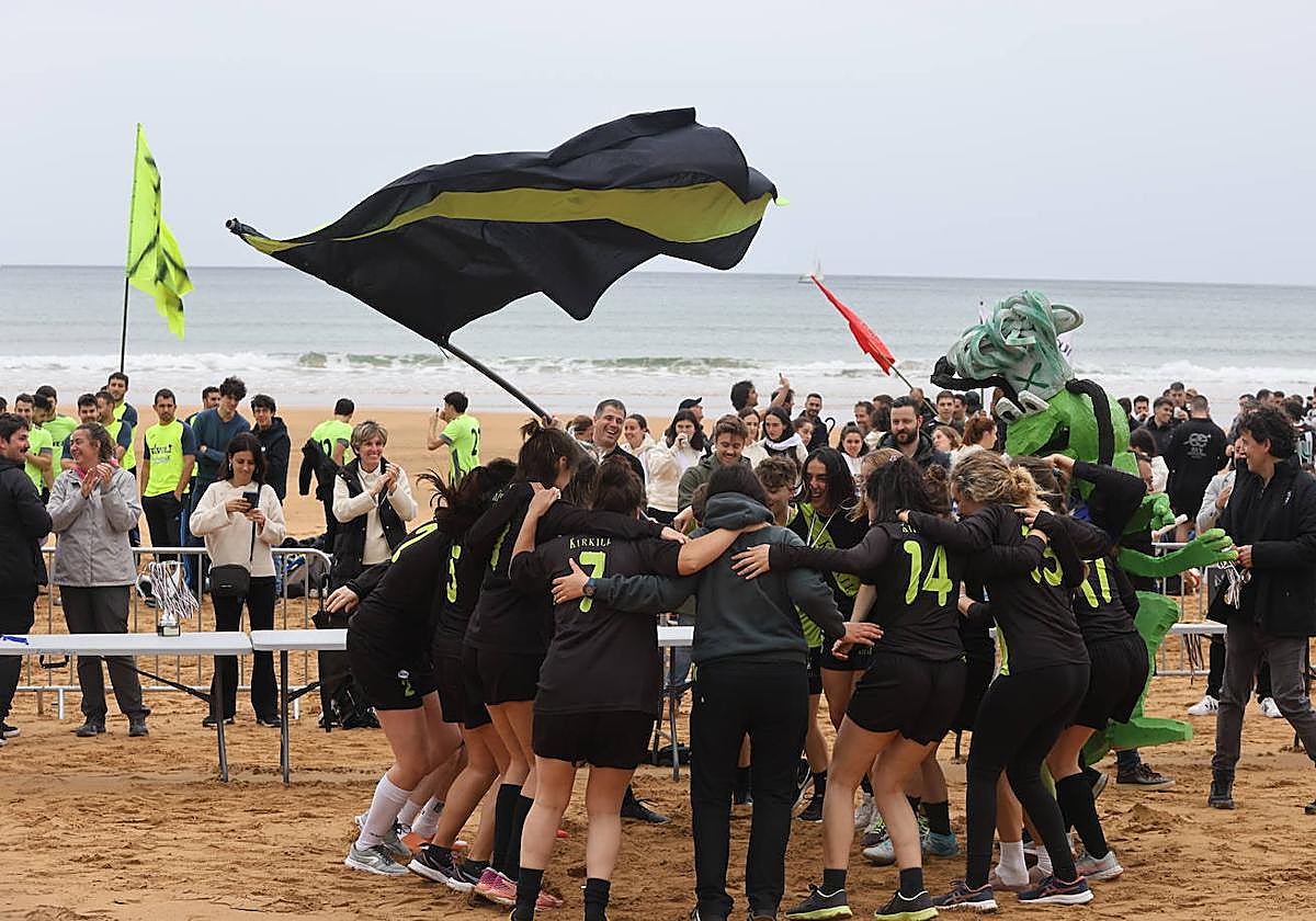 Gran ambiente en las finales del Campeonato de Fútbol Playero de Zarautz