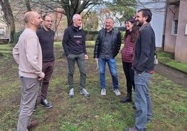 Nerea Pagaldai, con los profesores de la UPV que tutorizarán el estudio, Aitor Larrañaga y Arturo Elosegi, y los representantes municipales.