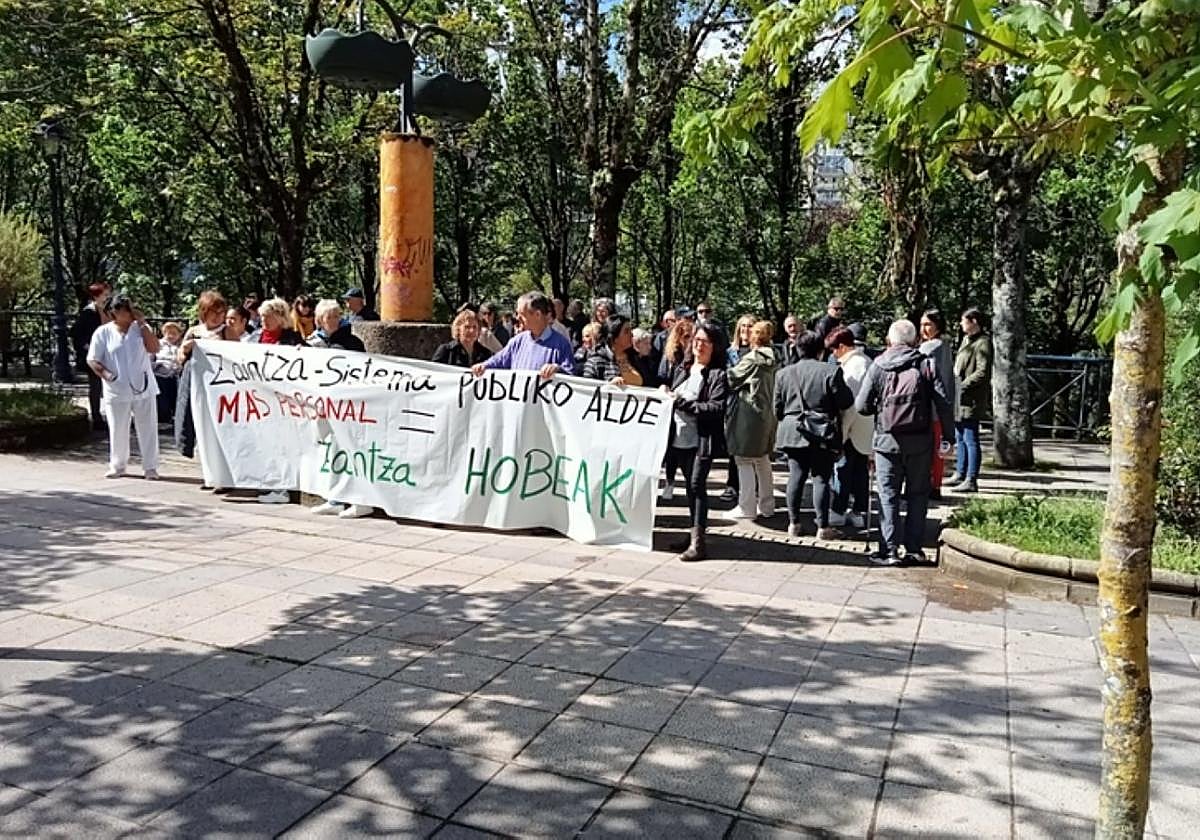 El jueves se concentraron ante la residencia de Gabierrota.