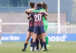 Abrazo de varias armeras tras conseguir tres valiosos puntos contra el Madrid CFF.