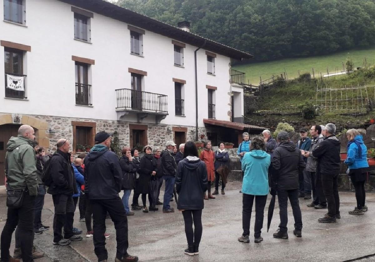 Los participantes, en una salida organizada en una edición anterior de la Semana de los Molinos de Oiartzun.