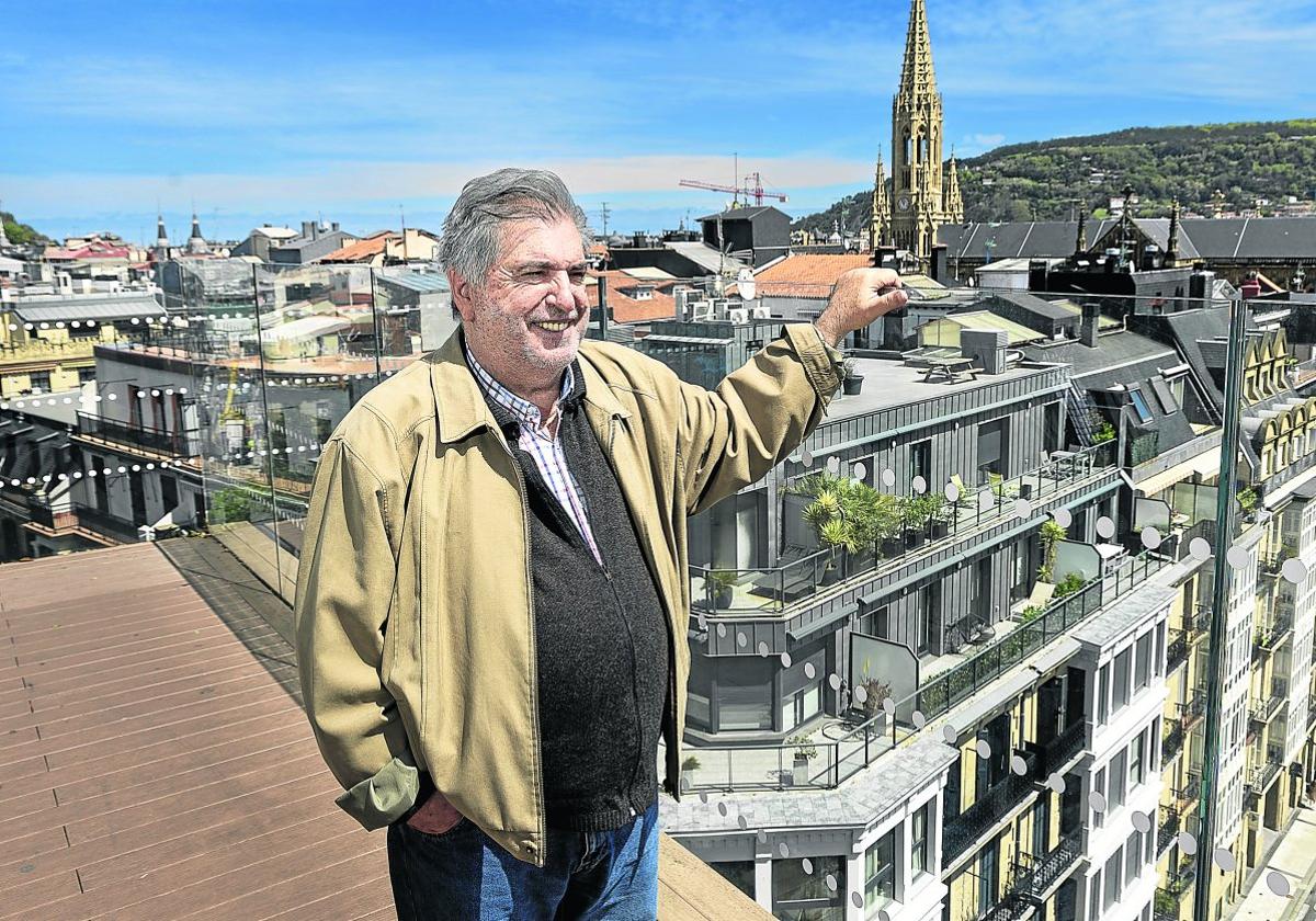 Jesús Eguiguren, en el mirador Joseba Elosegi en el alto de San Bartolomé de Donostia.