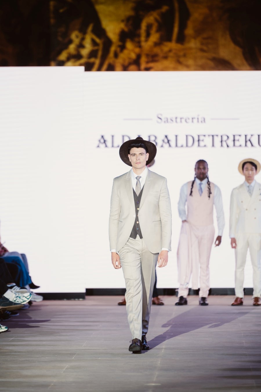 Elegancia sobre la pasarela de la mano de Sastrería Aldabaldetreku