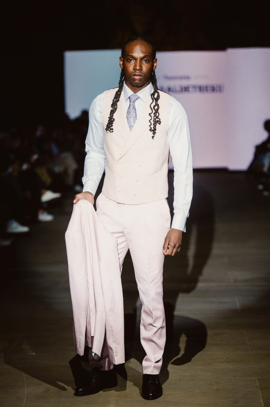 Elegancia sobre la pasarela de la mano de Sastrería Aldabaldetreku