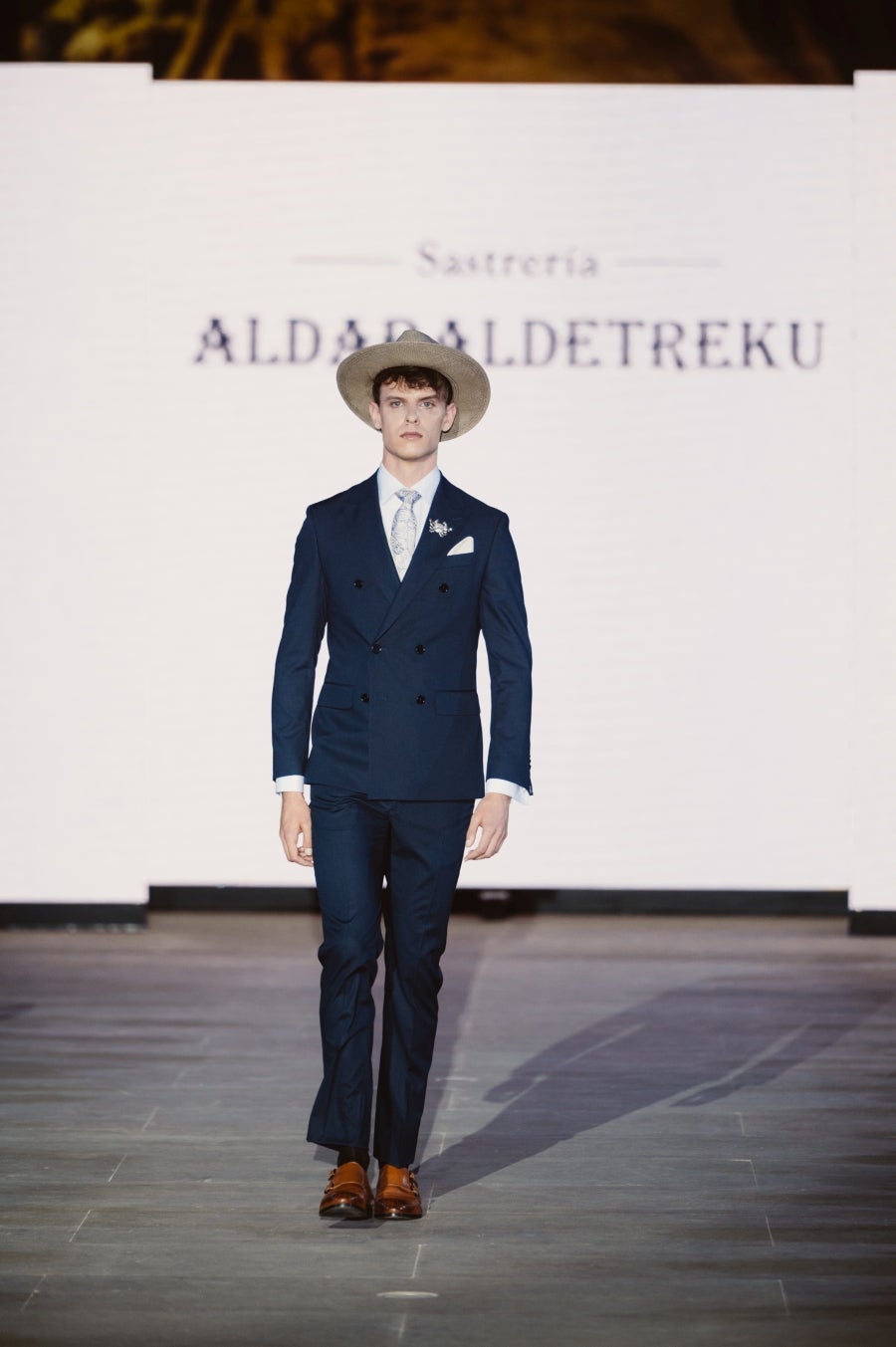 Elegancia sobre la pasarela de la mano de Sastrería Aldabaldetreku