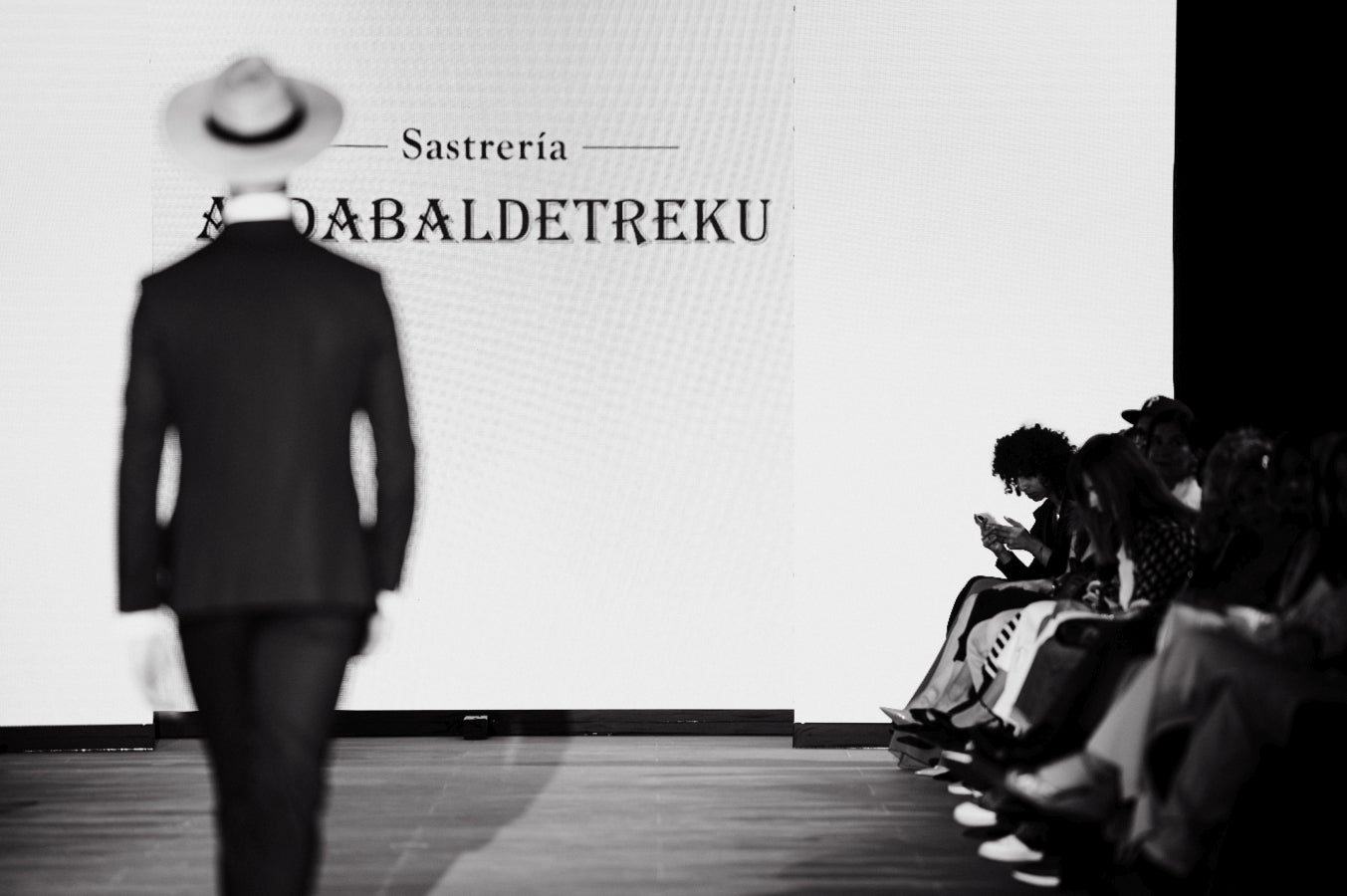 Elegancia sobre la pasarela de la mano de Sastrería Aldabaldetreku