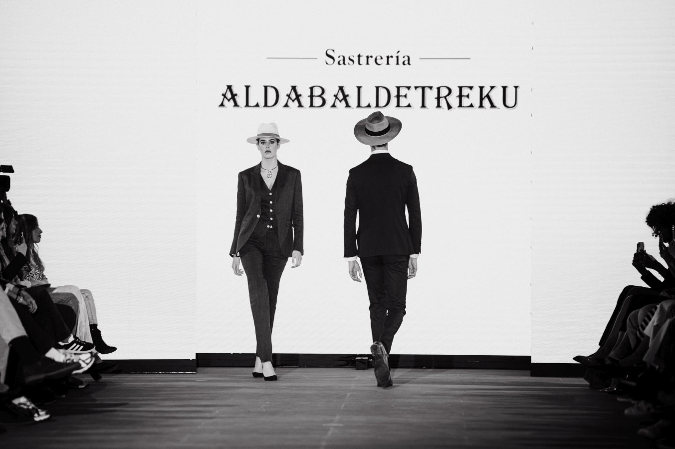 Elegancia sobre la pasarela de la mano de Sastrería Aldabaldetreku