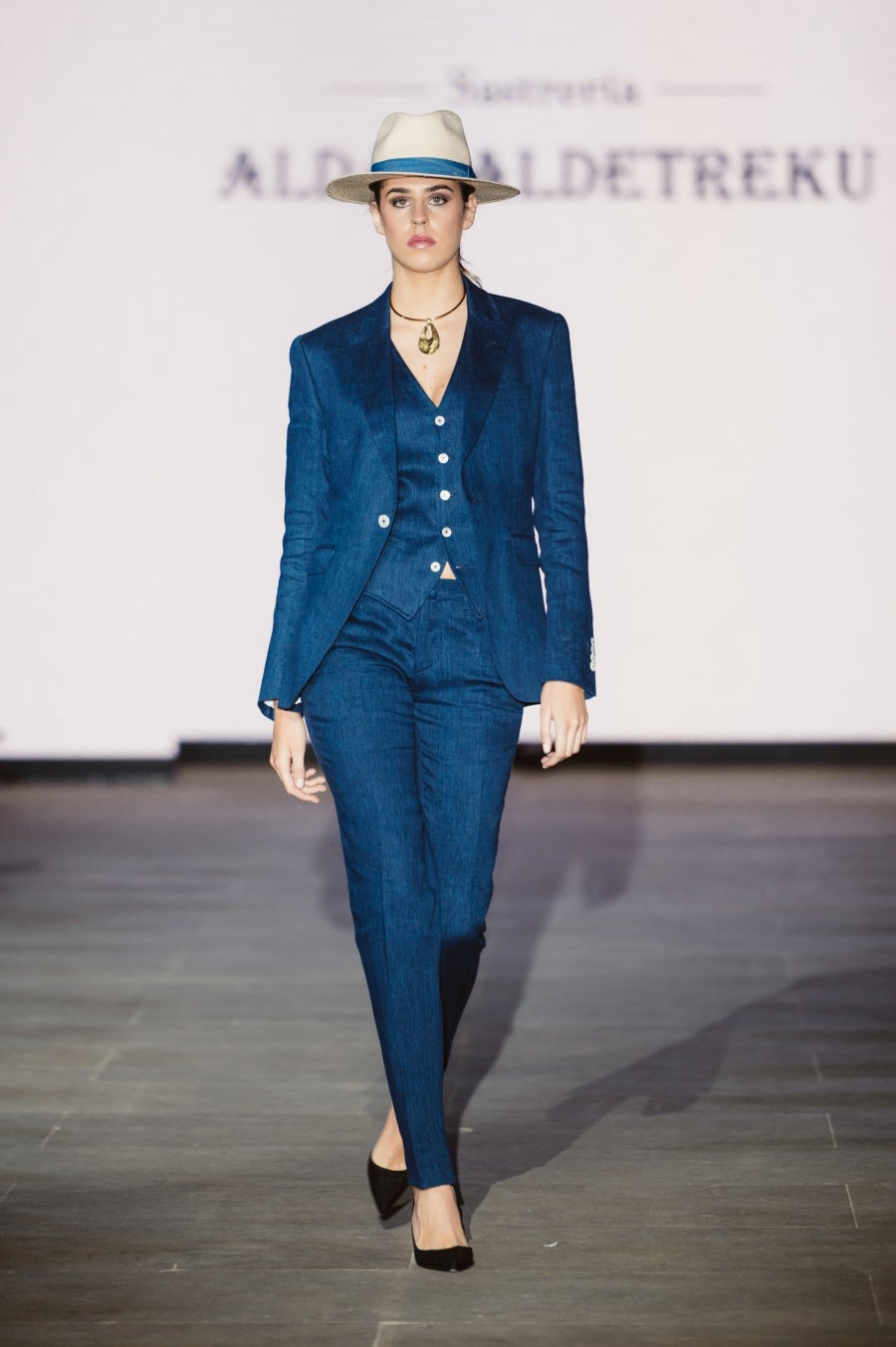 Elegancia sobre la pasarela de la mano de Sastrería Aldabaldetreku