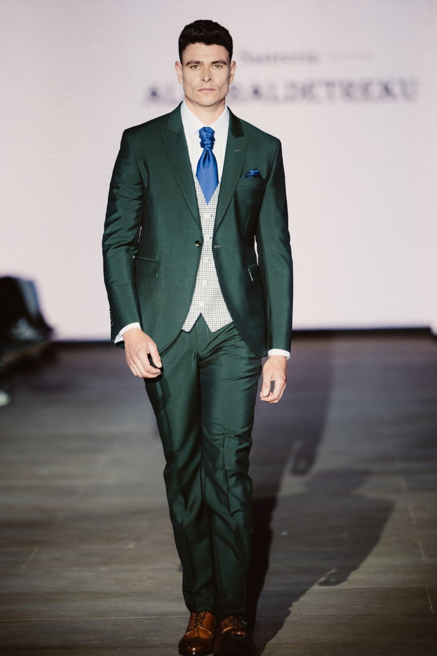 Elegancia sobre la pasarela de la mano de Sastrería Aldabaldetreku