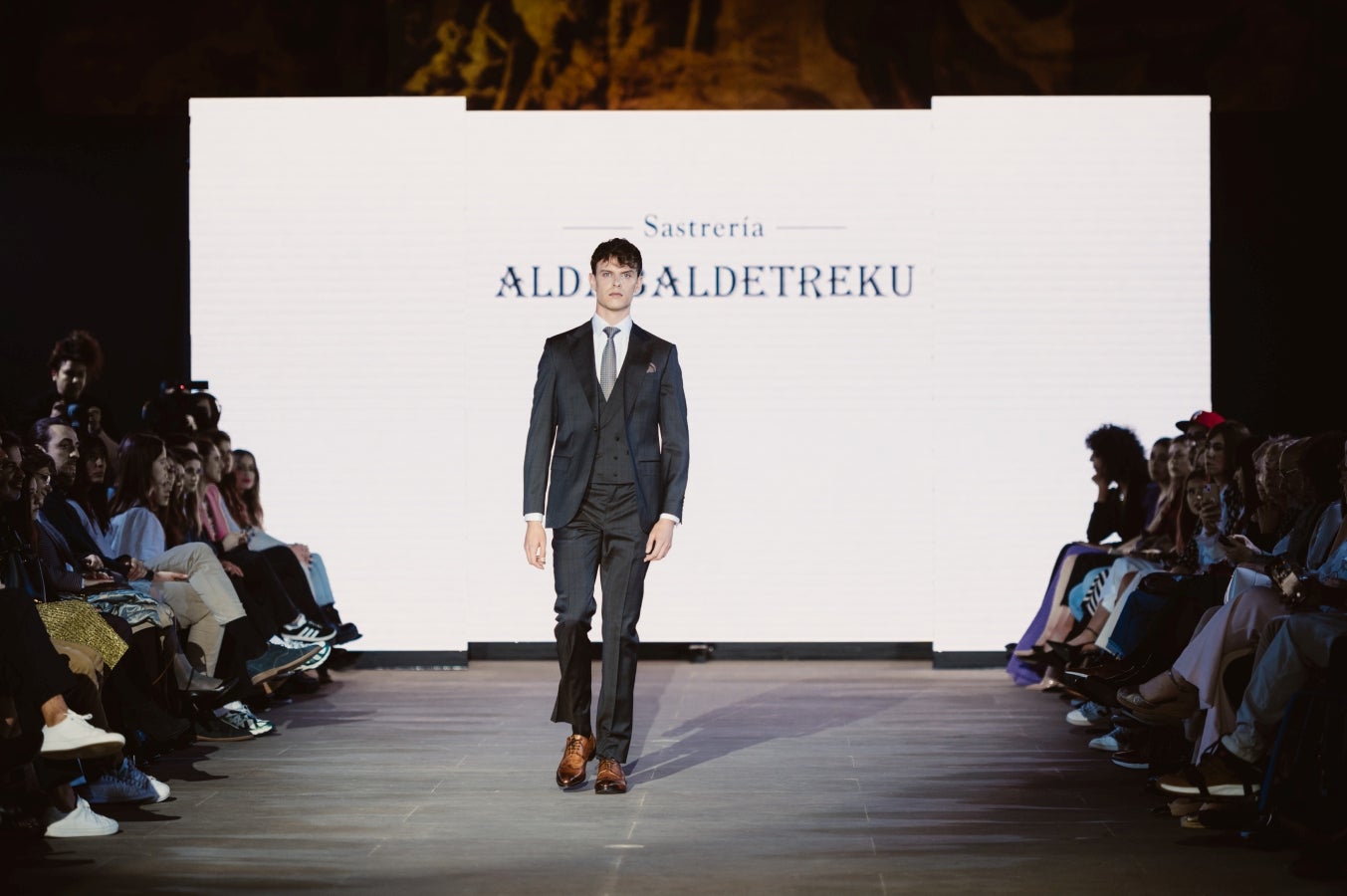 Elegancia sobre la pasarela de la mano de Sastrería Aldabaldetreku