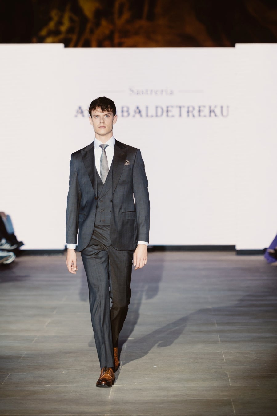 Elegancia sobre la pasarela de la mano de Sastrería Aldabaldetreku