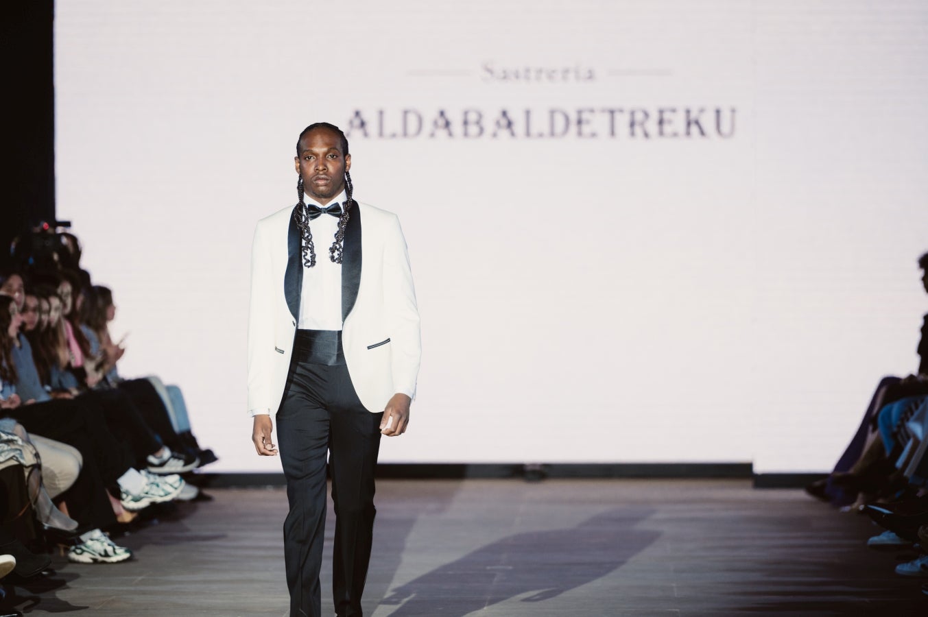 Elegancia sobre la pasarela de la mano de Sastrería Aldabaldetreku