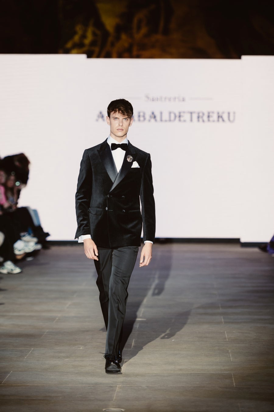 Elegancia sobre la pasarela de la mano de Sastrería Aldabaldetreku